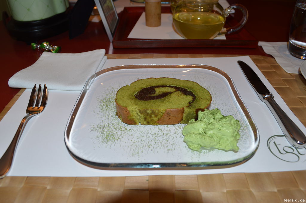 Matcha Kuchen, mit Yokan Paste gefüllt
