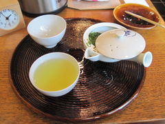 Sencha Kaboku im Ippodō eigenen Teehaus "Kaboku"