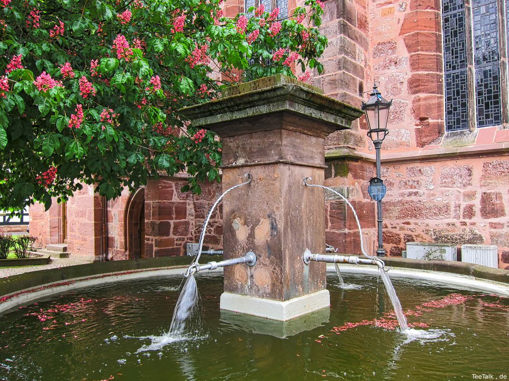 Brunnen vor der Kirche
