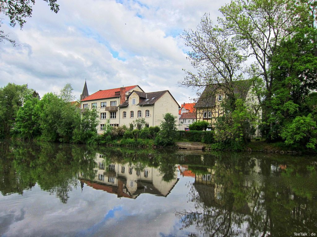 Die Fuda und Uferseite mit Häusern bei Rotenburg an der Fulda