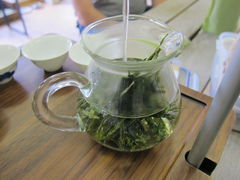 Jadequell und chinesische Teezeremonie