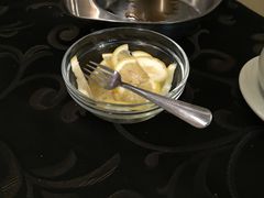 Zitronenscheiben im Glas