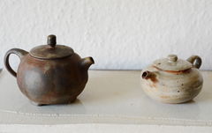 Zwei Novák-Kannen auf Keramiktablett auf antikem Seeländer