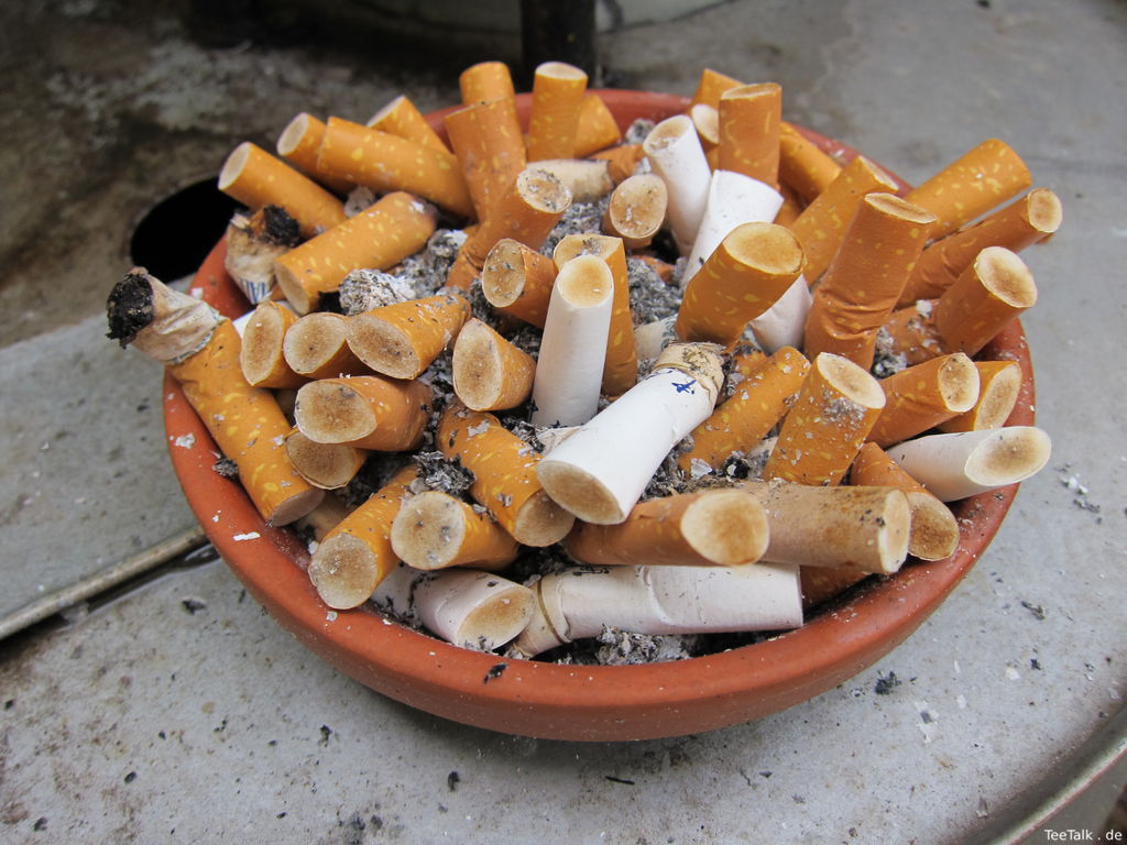 Großer Aschenbecher mit chinesischen Zigaretten
