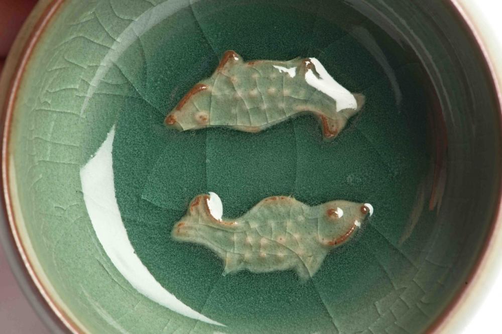Teeschale aus Seladon, mit Tiermotiv im Boden