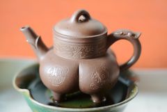 Yixing-Teekanne mit Beinchen