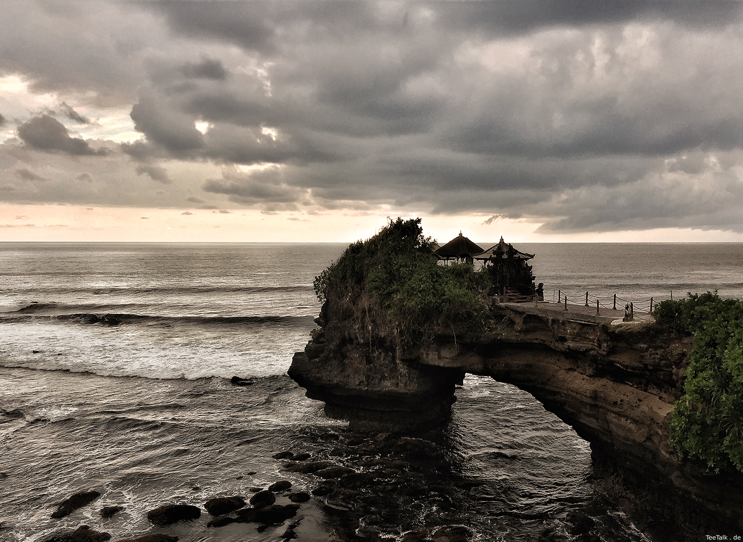 Pura batu bolong, Bali.