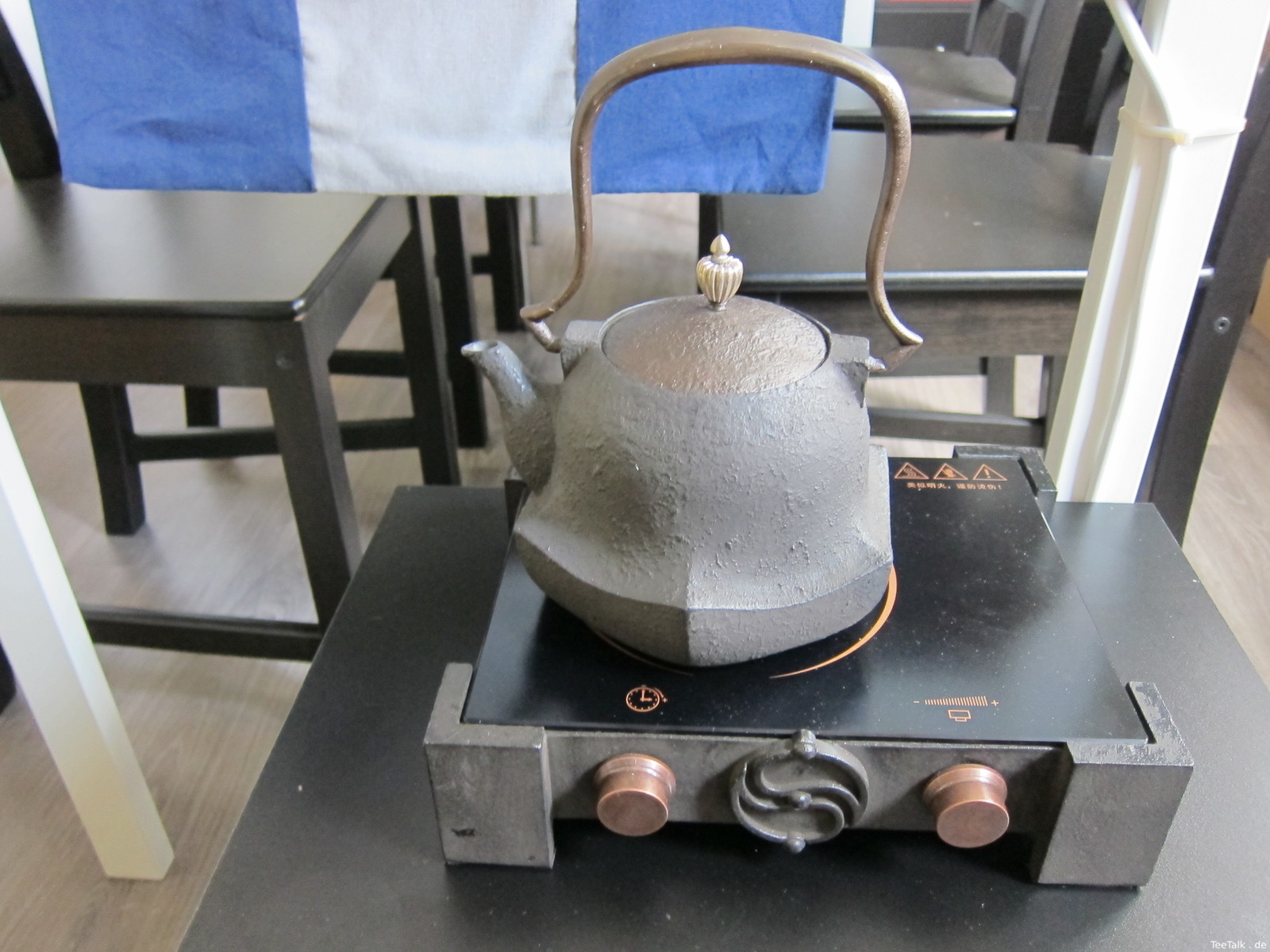 Wasserkocher und Teekanne/Eisenkanne