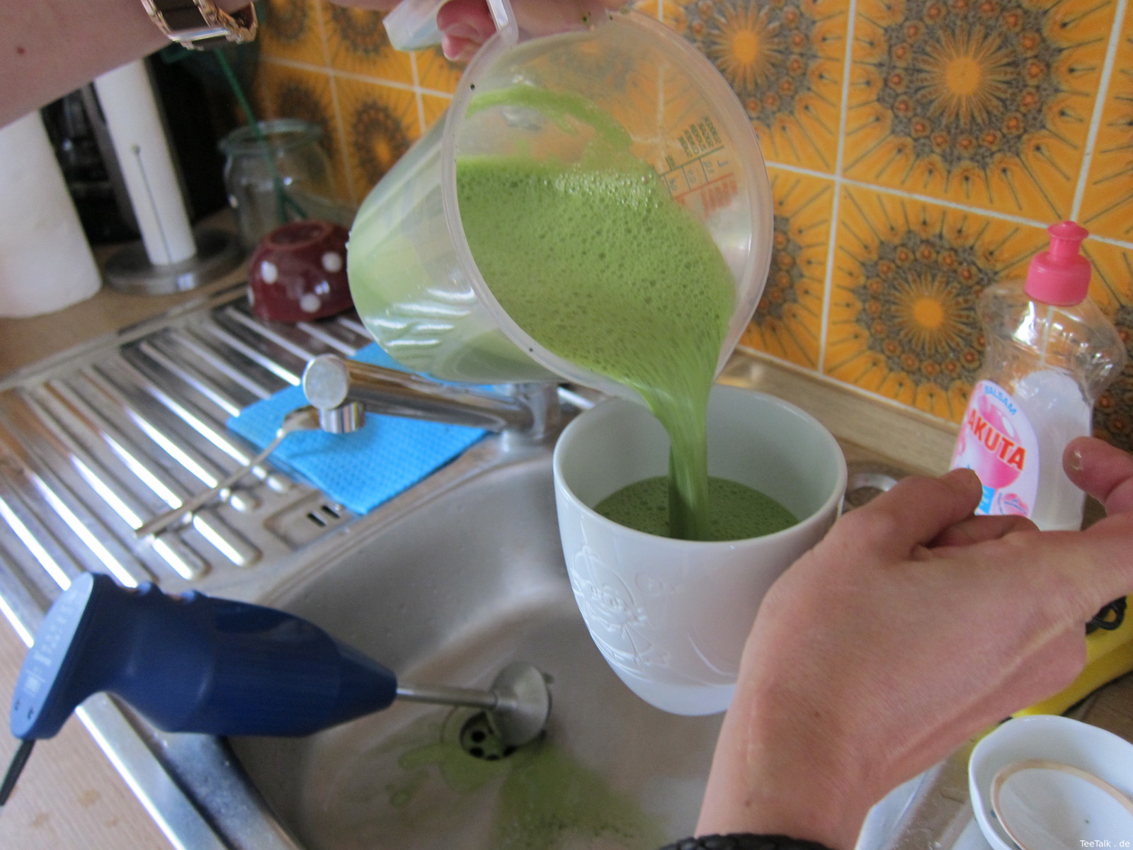 Herstellung eines veganen Matcha-Latte auf der Teezui 4