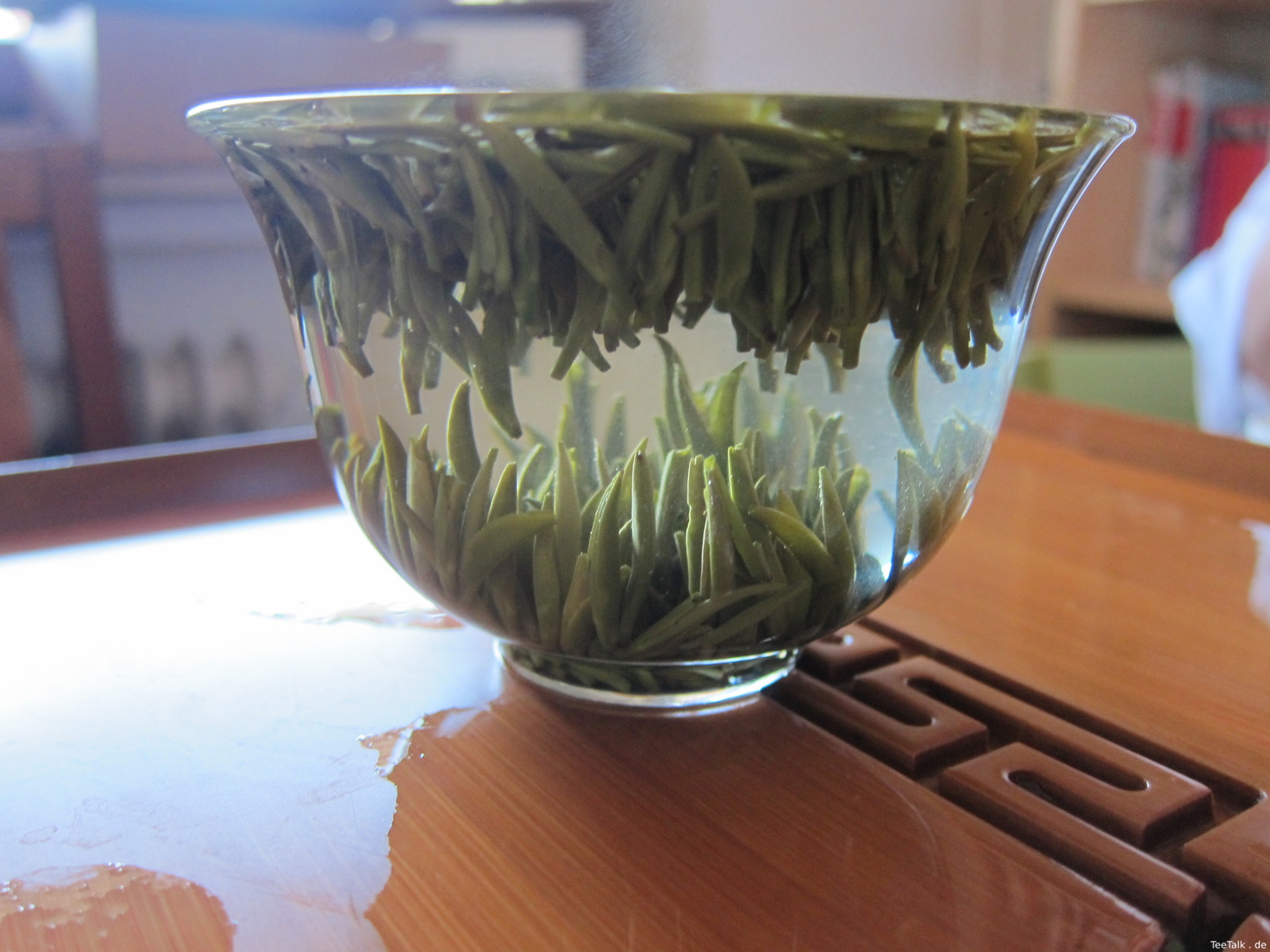 Glas-Gaiwan mit Tee auf der Teezui 4