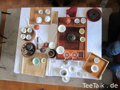 Tisch mit Teeutensilien zur Teezui 4